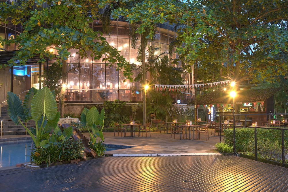 oak tree emerald hotel and conventions semarang