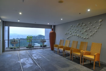 oak tree emerald hotel and conventions semarang