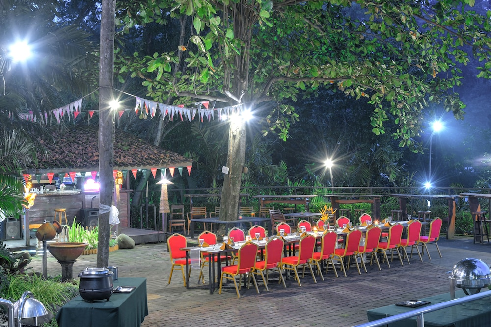 oak tree emerald hotel and conventions semarang