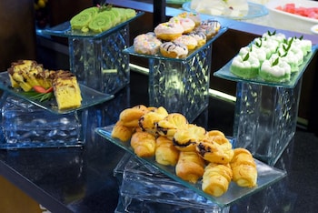 oak tree emerald hotel and conventions semarang