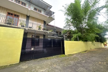 oyo 95097 griya asri guest house