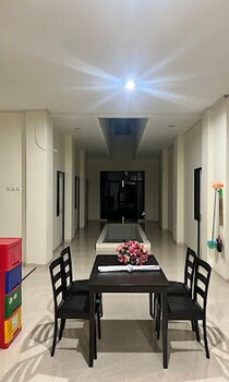 Oyo 95103 Madiun Dkost Syariah,,2 star
