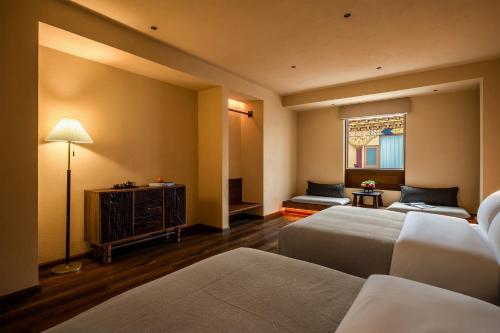 shangri la nazhu tibetan mansion hotel