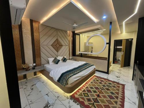 The Hotel Emerald,,2 star