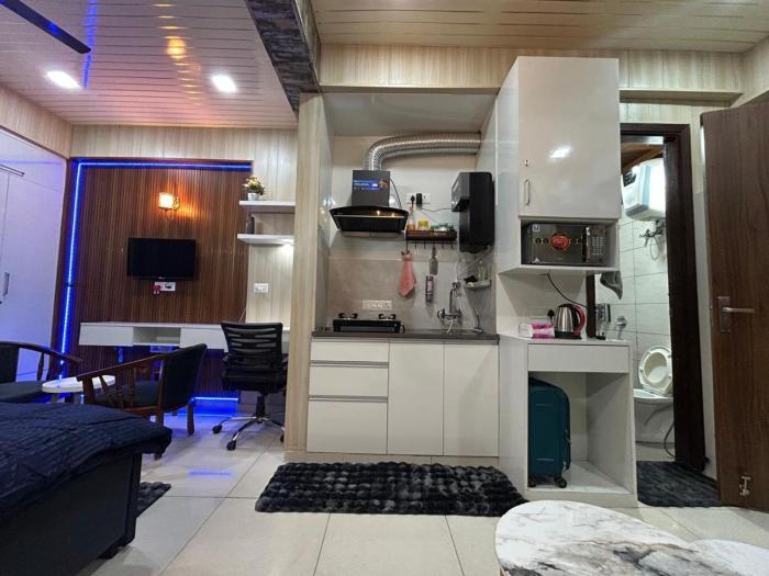 spacious 1bhk for 6 guests king and sofa beds zirakpur chandigarh mohali tricity