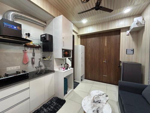 spacious 1bhk for 6 guests king and sofa beds zirakpur chandigarh mohali tricity