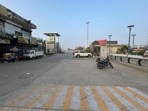 spacious 1bhk for 6 guests king and sofa beds zirakpur chandigarh mohali tricity