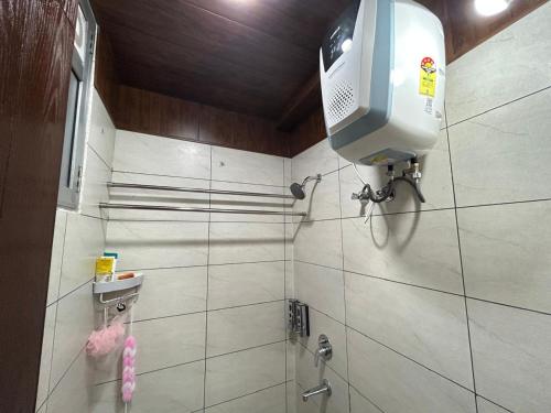 spacious 1bhk for 6 guests king and sofa beds zirakpur chandigarh mohali tricity