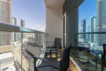 maison privee comfortable downtown apartment w city skyline vws