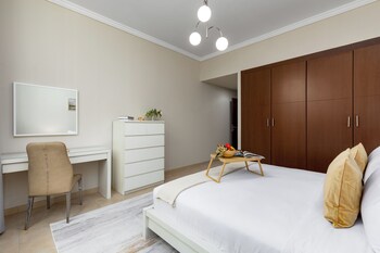 maison privee comfortable downtown apartment w city skyline vws
