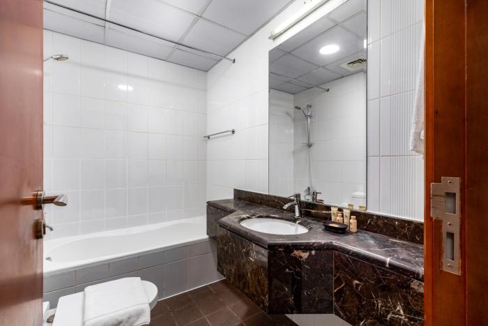 maison privee comfortable downtown apartment w city skyline vws