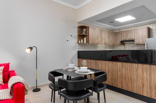 maison privee comfortable downtown apartment w city skyline vws