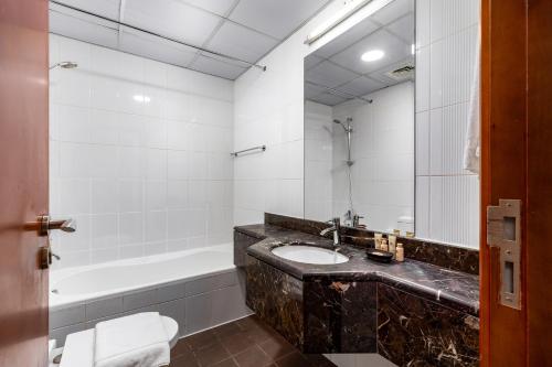 maison privee comfortable downtown apartment w city skyline vws