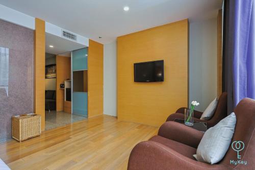 empire suites subang by mana mana