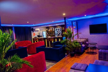 house 10 luxury hotel and suites