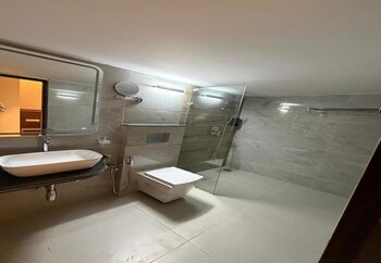 m r suites