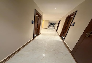 m r suites