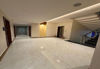 m r suites