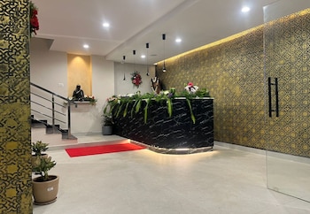 m r suites
