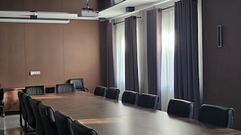 City Deluxe Apartments,,4 star