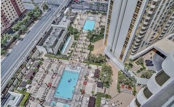 strip view premier king mgm signature