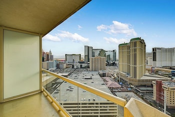 strip view premier king mgm signature