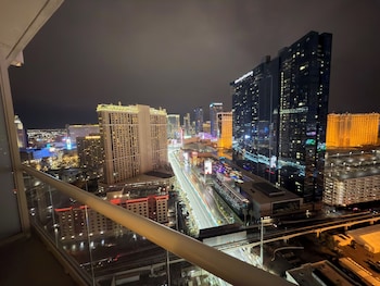 strip view premier king mgm signature