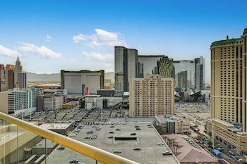 strip view premier king mgm signature