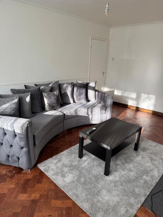 cosy 2 bed maisonette with private garage in wembley
