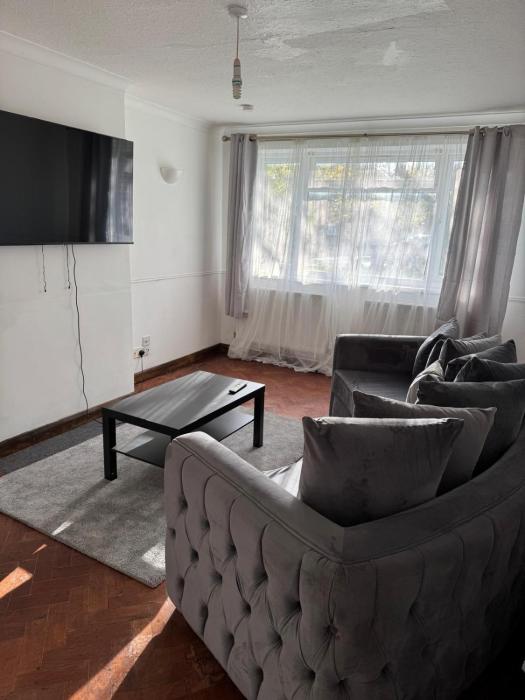 cosy 2 bed maisonette with private garage in wembley