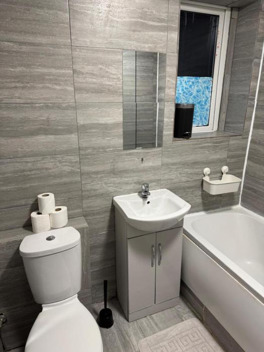 cosy 2 bed maisonette with private garage in wembley