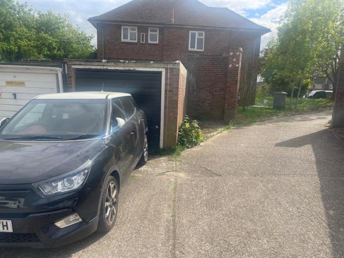 cosy 2 bed maisonette with private garage in wembley
