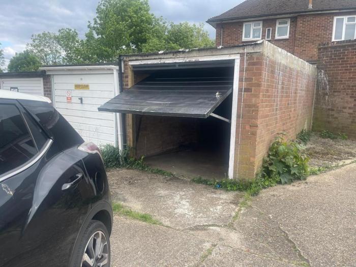 cosy 2 bed maisonette with private garage in wembley