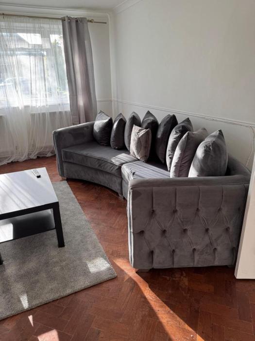 cosy 2 bed maisonette with private garage in wembley