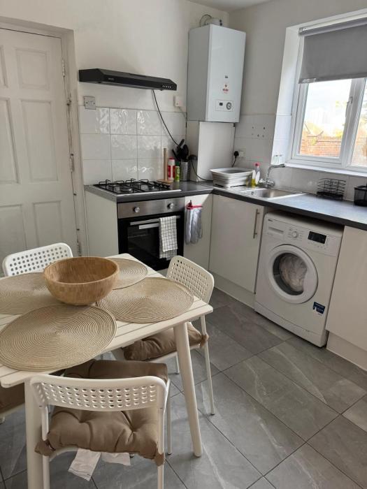 cosy 2 bed maisonette with private garage in wembley