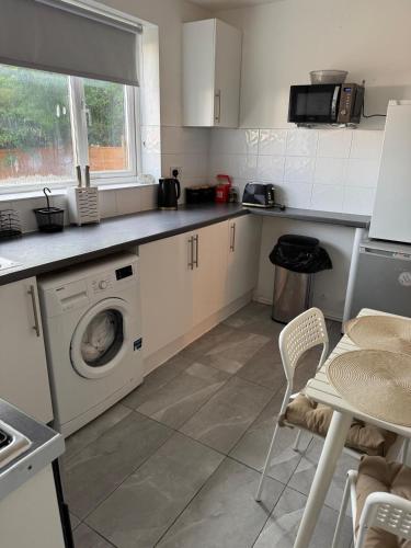 cosy 2 bed maisonette with private garage in wembley