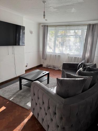 cosy 2 bed maisonette with private garage in wembley