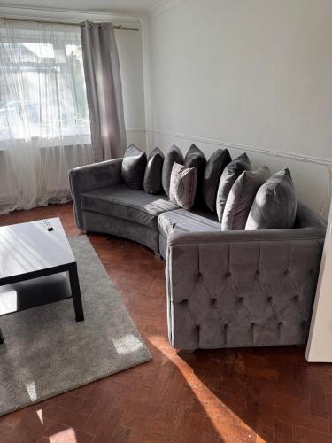 cosy 2 bed maisonette with private garage in wembley