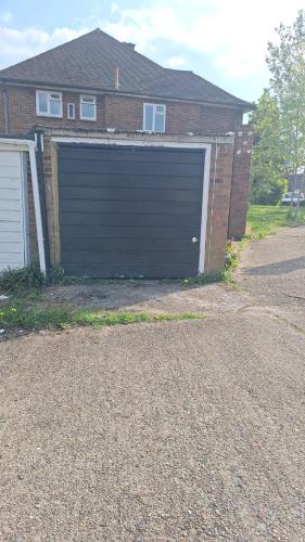cosy 2 bed maisonette with private garage in wembley
