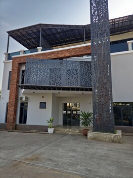 raynez resort
