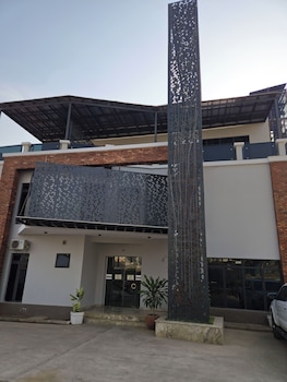 raynez resort