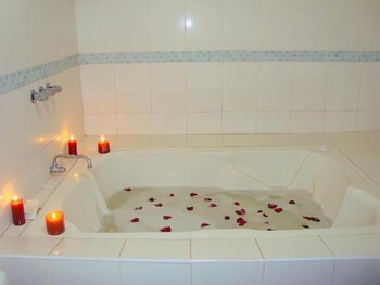 Hotel Madrigal,,3 star