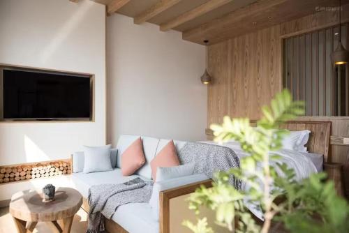 fuxian lake lanshan su ant nest homestay