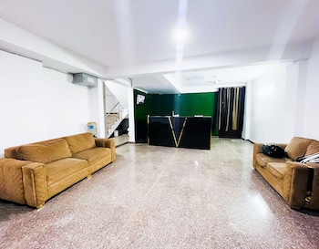 roomshala hotel seven near aims
