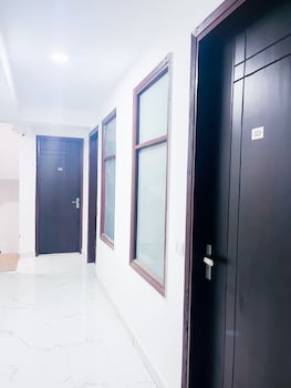 roomshala hotel seven near aims