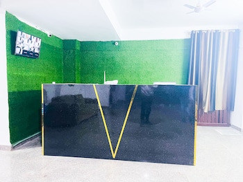 roomshala hotel seven near aims