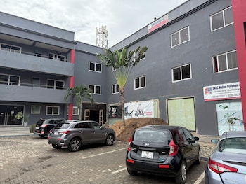 lizzy complex east legon