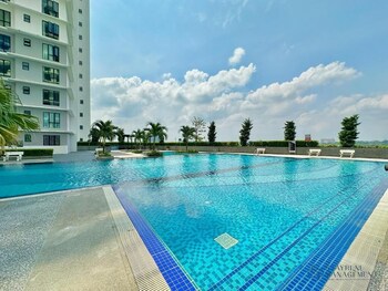 The Platino Paradigm Mall By Stayrene,,3 star