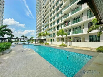 the platino paradigm mall by stayrene