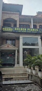 golden pearl infront golden temple gate